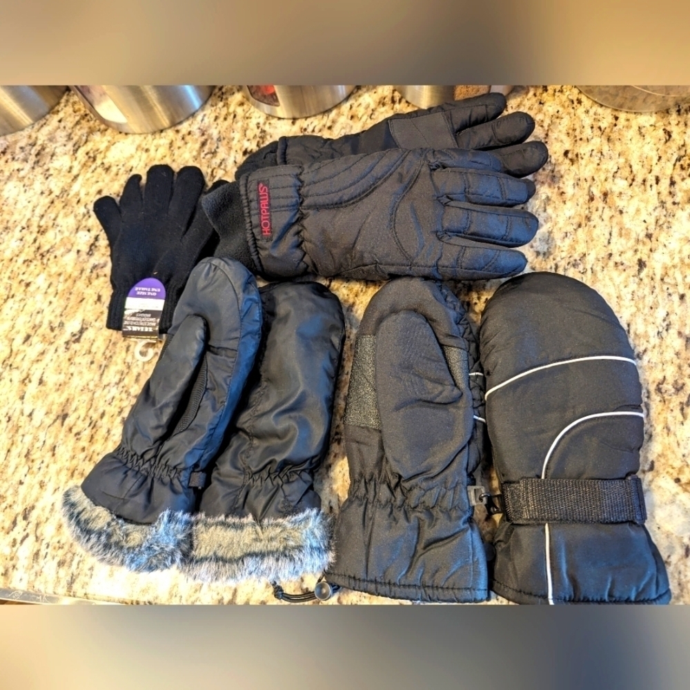 Woman's gloves & Mitts Black Size S or Youth L 4 Pairs